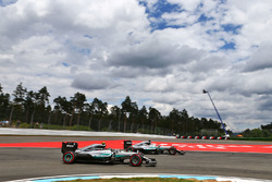 Нико Росберг, Mercedes AMG F1 W07 Hybrid проходит Льюиса Хэмилтона, Mercedes AMG F1 W07 Hybrid