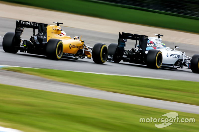 Felipe Massa, Williams FW38 precede Kevin Magnussen, Renault Sport F1 Team RS16