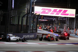 Felipe Massa, Williams FW38 segue il gruppo attraverso la pit lane alle spalle della Safety Car FIA