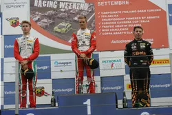 Podio Gara 2:  il secondo classificato Juri Vips, Prema Powerteam, il vincitore della gara Mick Schu
