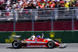 Jacques Villeneuve pilote la Ferrari 312T3 de son père Gilles Villeneuve lors d'un tour de parade