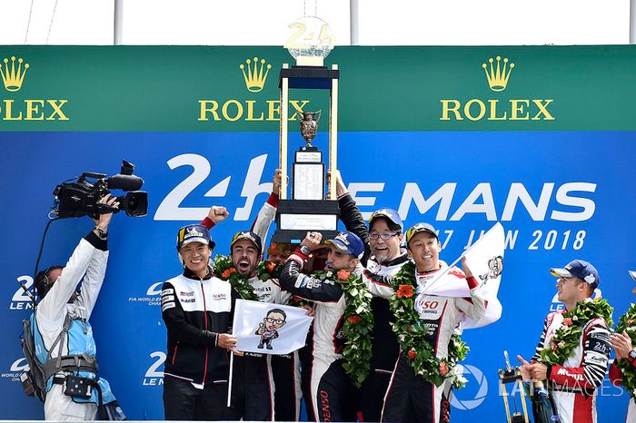 Podio general: Sébastien Buemi, Kazuki Nakajima, Fernando Alonso, Toyota Gazoo Racing