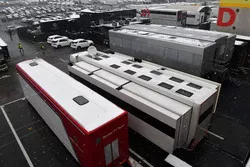 Trucks in de paddock in de sneeuw