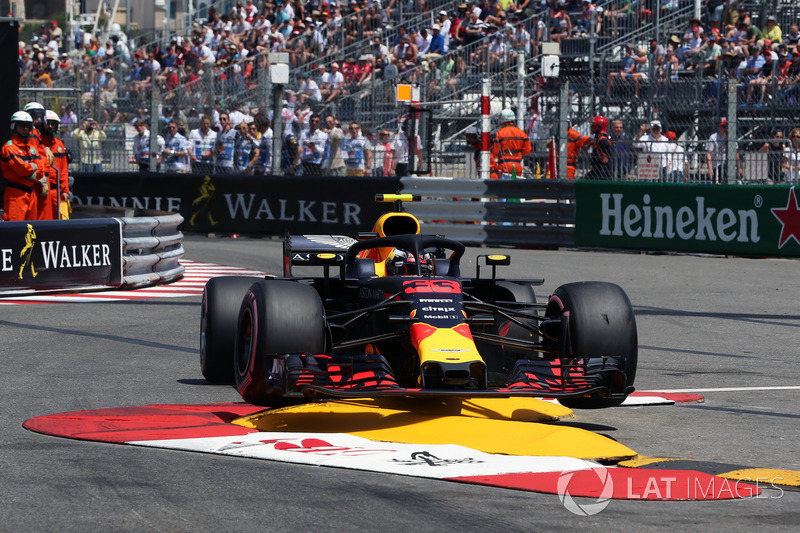 Max Verstappen, Red Bull Racing RB14 percute le rail