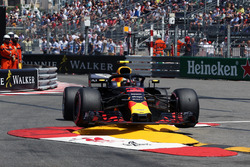 Max Verstappen, Red Bull Racing RB14 golpea la barrera y se estrella