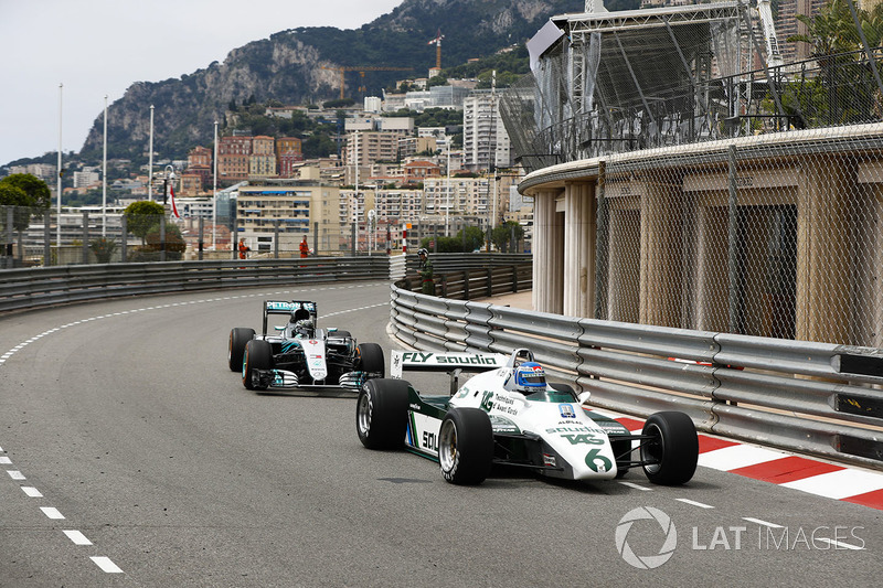 Keke Rosberg si riunisce alla sua Williams FW08 Cosworth del 1982 per un giro dimostrativo con il figlio Nico Rosberg, al volante della sua Mercedes W07 Hybrid del 2016