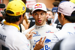 Pierre Gasly, Toro Rosso, talks with Carlos Sainz Jr., Renault Sport F1 Team, Sergio Perez, Force India