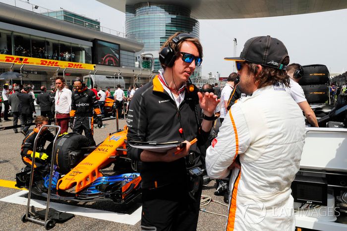 Fernando Alonso, McLaren, en la parrilla con un ingeniero