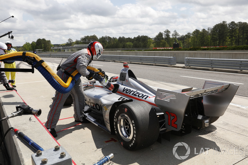 Will Power, Team Penske Chevrolet, ressort des stands après des réparations sur sa voiture