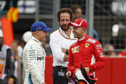 Il poleman Sebastian Vettel, Ferrari, parla con Valtteri Bottas, Mercedes AMG F1