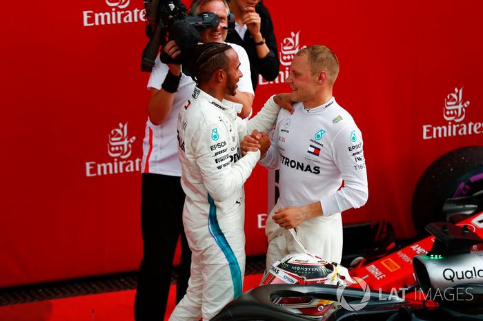 Lewis Hamilton, Mercedes AMG F1, es felicitado por Valtteri Bottas, Mercedes AMG F1