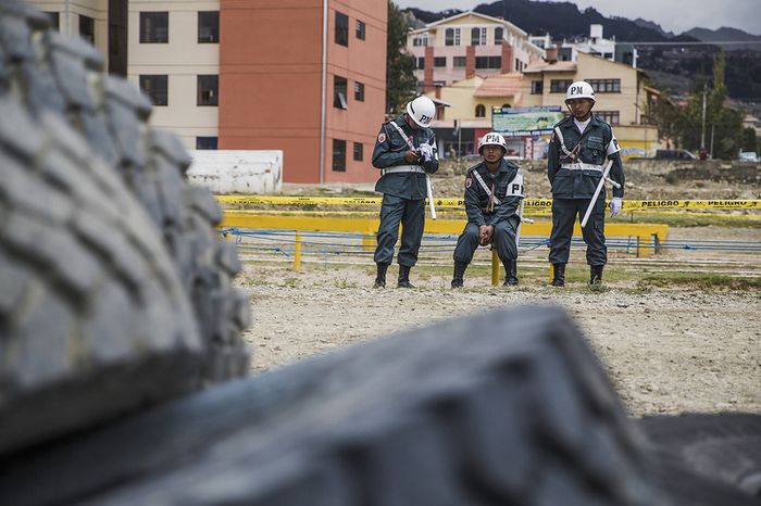 Policía militar cerca del equipo Kamaz Master en el vivac