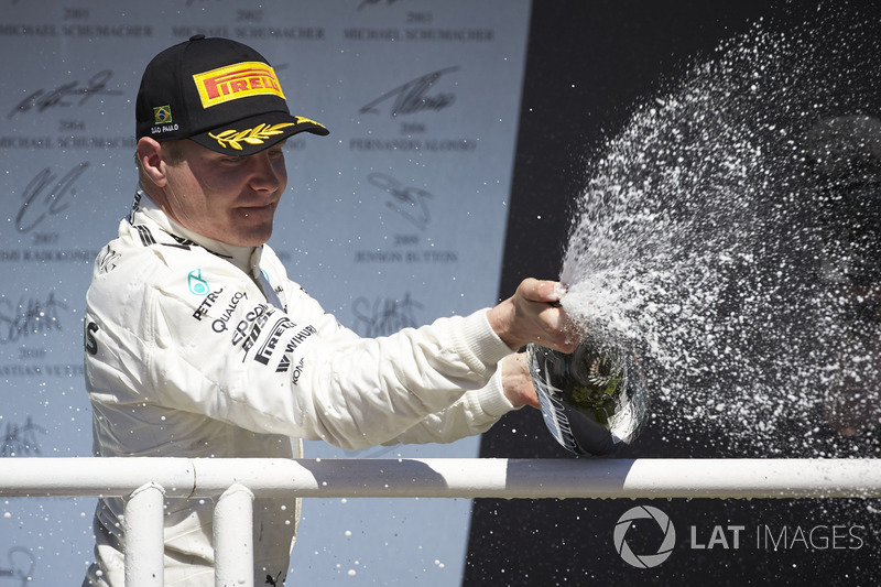 El segundo clasificado, Valtteri Bottas, Mercedes AMG F1, con champagne en el podio