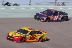 Joey Logano, Team Penske Ford, Team Penske, Ford Fusion Denny Hamlin, Joe Gibbs Racing Toyota