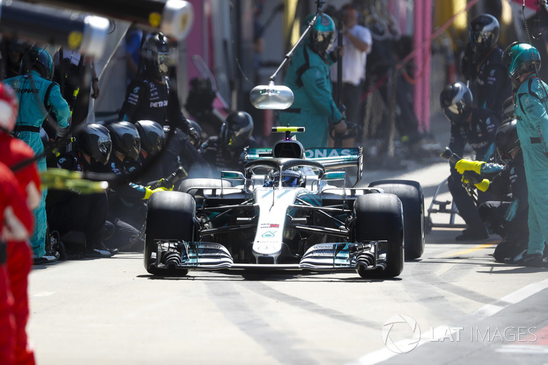 Valtteri Bottas, Mercedes AMG F1 W09, para en boxes