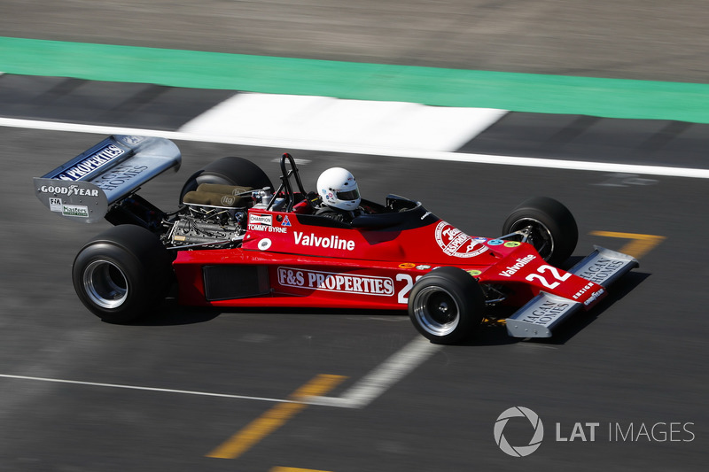 Tommy Byrne pilota um Ensign MN177
