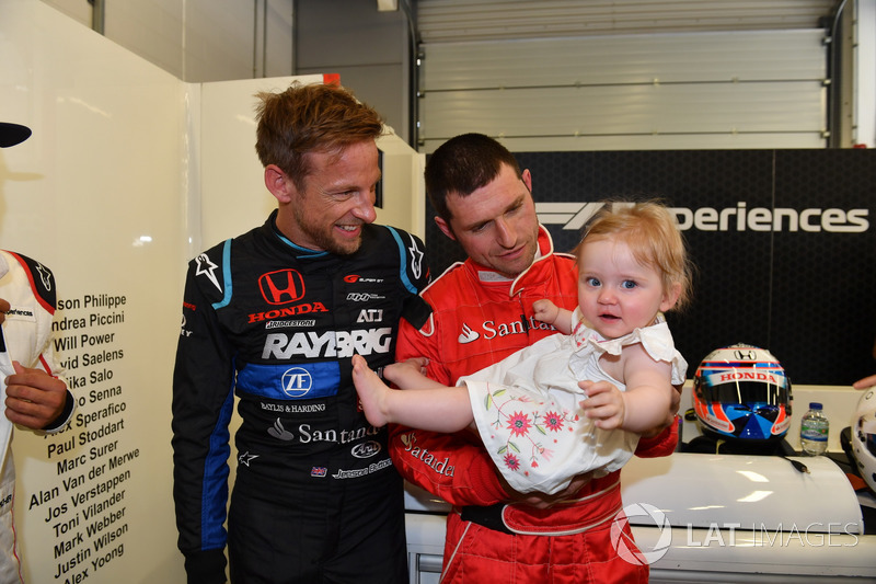 Pengemudi F1 Experiences 2-Seater, Jenson Button, bersama penumpangnya, Guy Martin