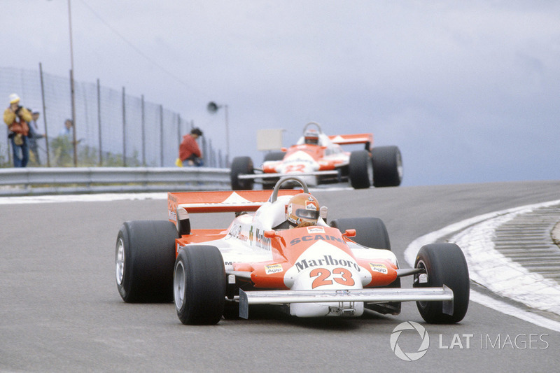 Bruno Giacomelli, Alfa Romeo 179B devant Mario Andretti, Alfa Romeo 179B