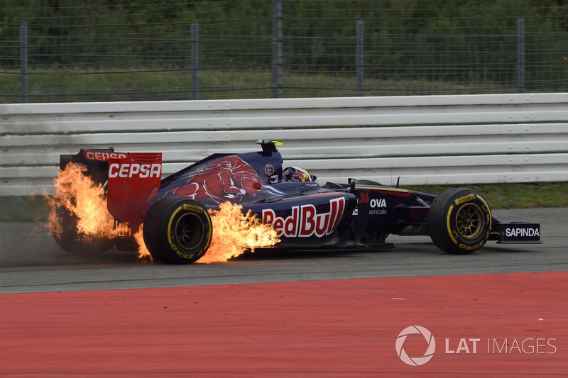 Daniil Kvyat, Toro Rosso STR9 Renault, con fuego en su coche