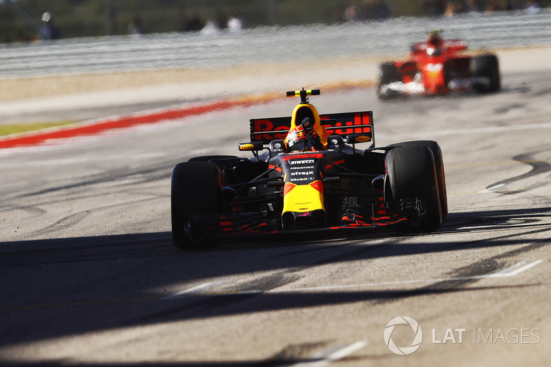 Max Verstappen, Red Bull Racing RB13, celebra al cruza la línea de meta  por delante de Kimi Raikkon