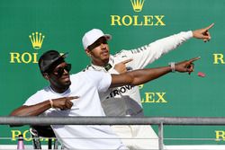 Il vincitore della gara Lewis Hamilton, Mercedes AMG F1 festeggia sul podio con Usain Bolt