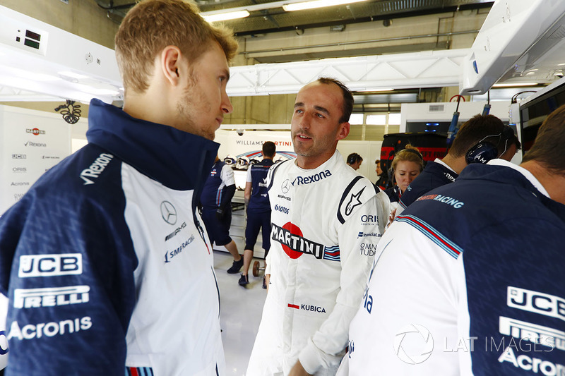 Robert Kubica, Williams Martini Racing, berdiskusi dengan Sergey Sirotkin, Williams Racing