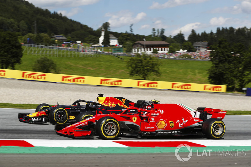 Daniel Ricciardo, Red Bull Racing RB14, y Kimi Raikkonen, Ferrari SF71H