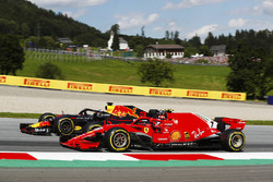 Daniel Ricciardo, Red Bull Racing RB14, Kimi Raikkonen, Ferrari SF71H ile mücadele ediyor