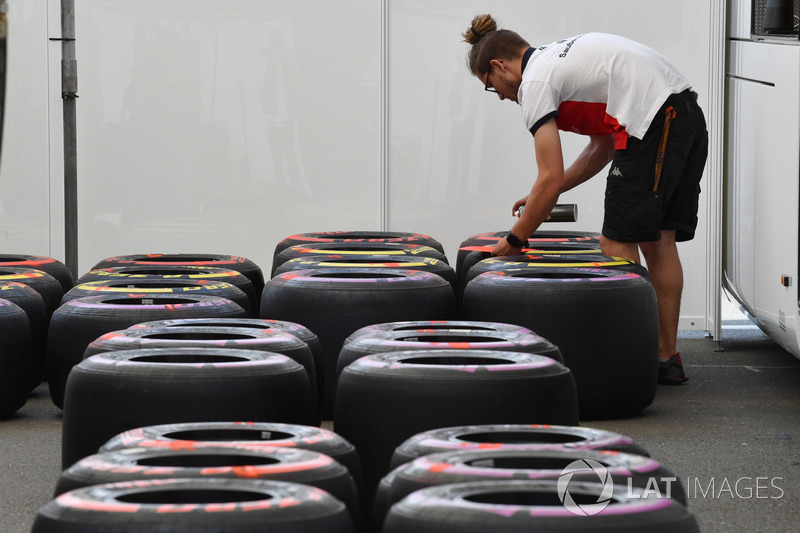 Un meccanico Sauber con delle gomme Pirelli