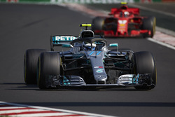 Valtteri Bottas, Mercedes AMG F1 W09, leads Kimi Raikkonen, Ferrari SF71H