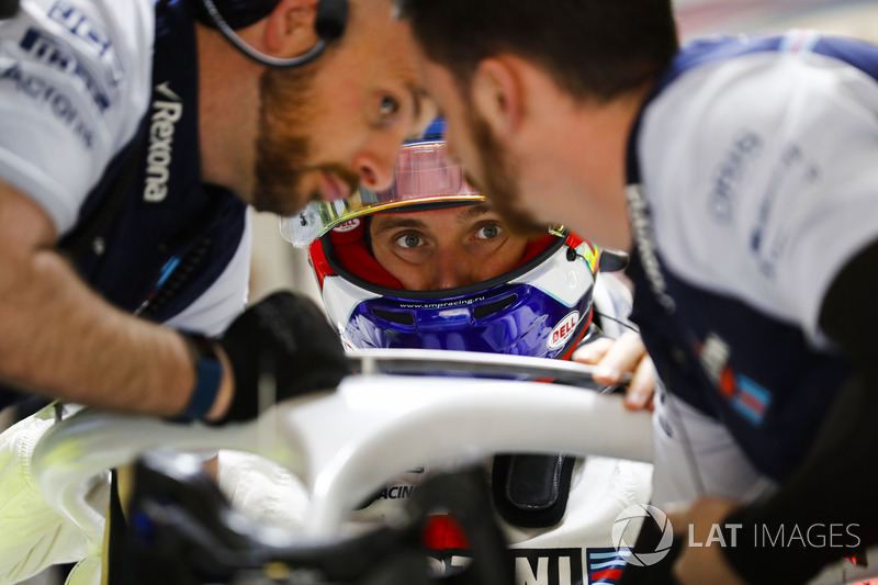 Sergey Sirotkin, Williams Racing, dans son cockpit, discute avec des mécaniciens