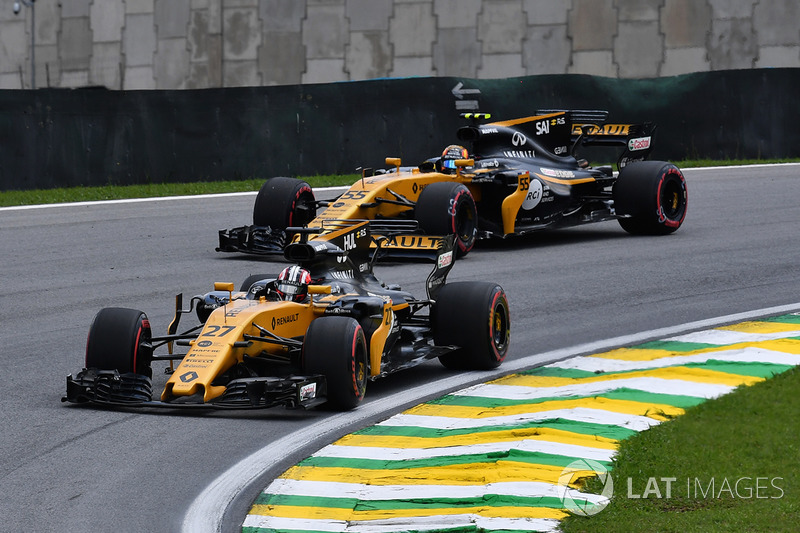 Nico Hulkenberg, Renault Sport F1 Team RS17 ve Carlos Sainz Jr., Renault Sport F1 Team RS17