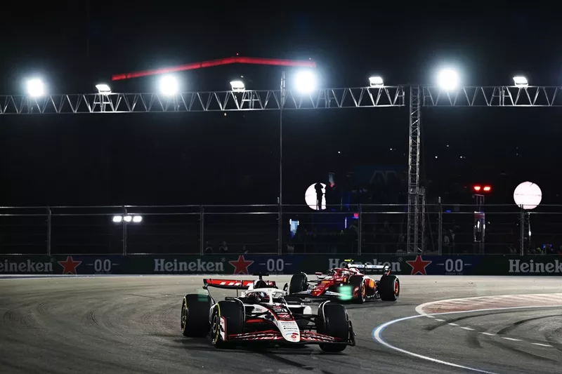 Lewis Hamilton, Ferrari, Esteban Ocon, Haas F1 Team