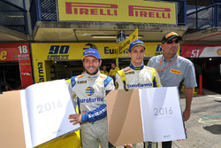 Fábio Magliano, gerente motorsport Pirelli entrega o calendário para os poles