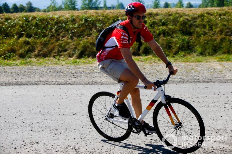 Sebastian Vettel, Ferrari llega en bici