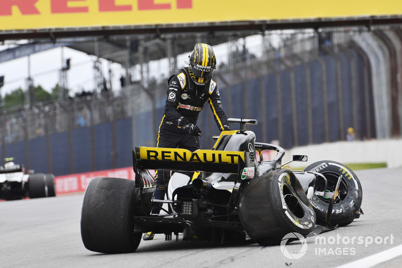 Nico Hulkenberg, Renault Sport F1 Team R.S. 18 crashes in FP2