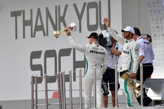 Podyum: Yarış galibi Lewis Hamilton, Mercedes AMG F1 ve 2. Valtteri Bottas, Mercedes AMG F1