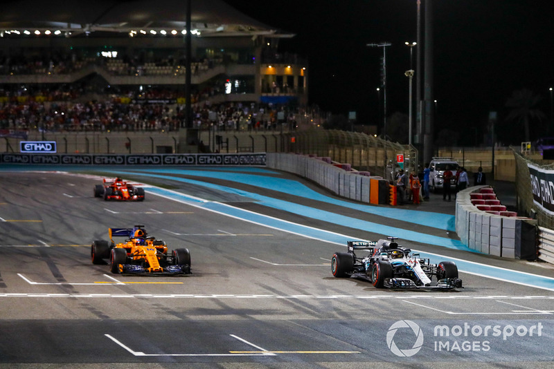 Lewis Hamilton, Mercedes AMG F1 W09 EQ Power+, Fernando Alonso, McLaren MCL33, e Sebastian Vettel, Ferrari SF71H, arrivano in griglia dopo un giro d'onore