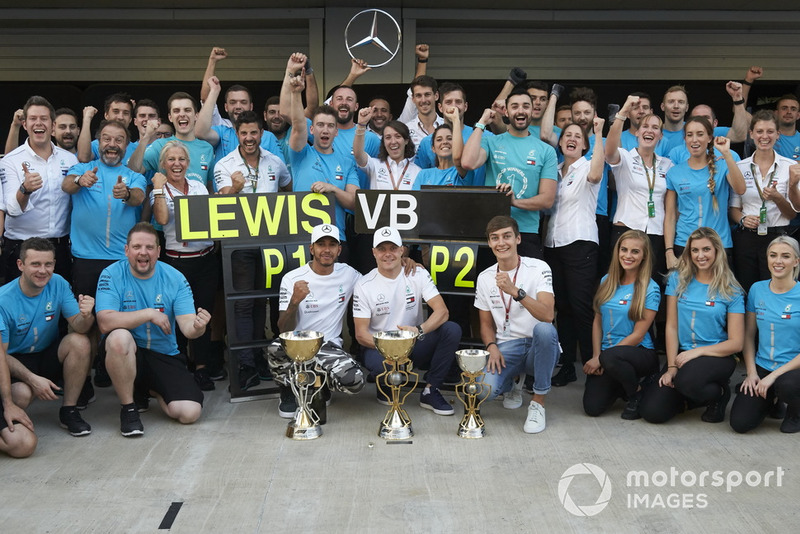 El ganador de la carrera Lewis Hamilton, Mercedes AMG F1 celebran con Valtteri Bottas, Mercedes AMG F1 y George Russell, Mercedes AMG F1 y el equipo