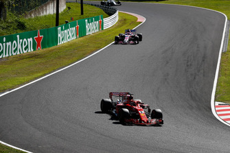 Sebastian Vettel, Ferrari SF71H, Sergio Perez, Racing Point Force India VJM11