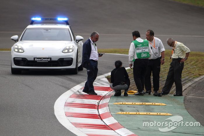 Oficiales trabajan para reparar un bordillo dañado