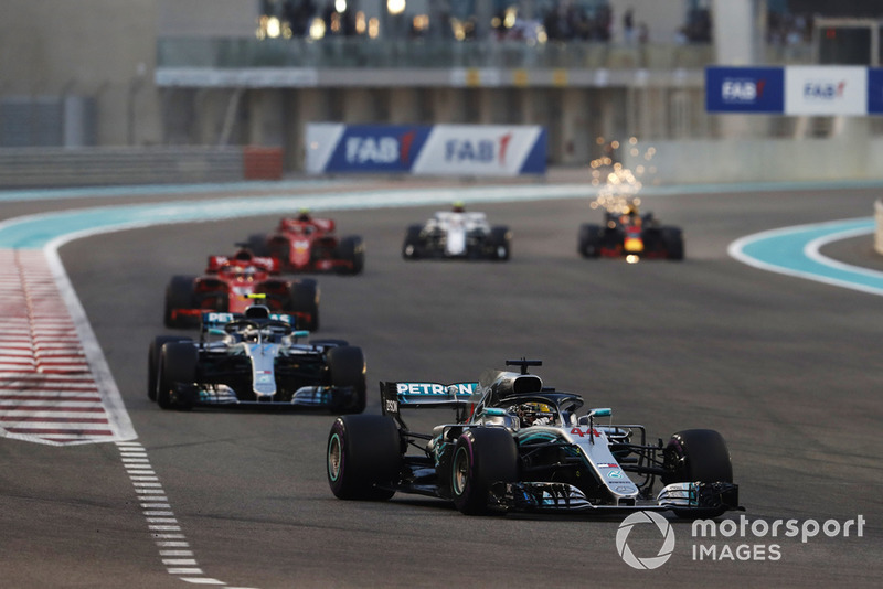 Lewis Hamilton, Mercedes AMG F1 W09 EQ Power+, leads Valtteri Bottas, Mercedes AMG F1 W09 EQ Power+, Sebastian Vettel, Ferrari SF71H, Kimi Raikkonen, Ferrari SF71H, Charles Leclerc, Sauber C37, and Daniel Ricciardo, Red Bull Racing RB14