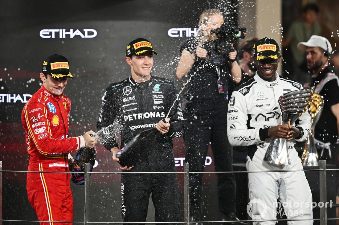 Charles Leclerc, Scuderia Ferrari, George Russell, Mercedes-AMG F1 Team, el actor Damson Idris ruedan una escena para la película F1