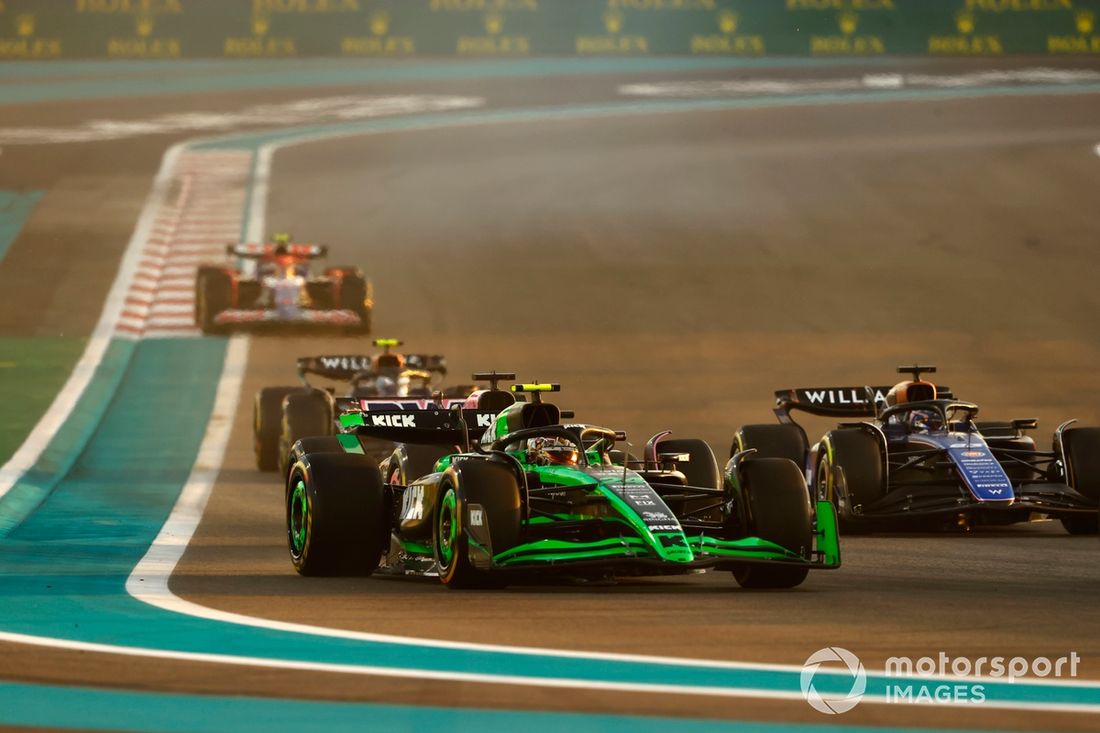 Zhou Guanyu, Stake F1 Team KICK Sauber C44, Alex Albon, Williams FW46, Jack Doohan, Alpine A524, Franco Colapinto, Williams FW46, Yuki Tsunoda, RB F1 Team VCARB 01, en la salida.