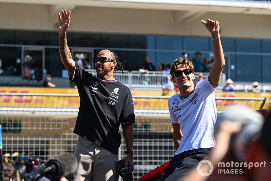 Lewis Hamilton, da Mercedes-AMG F1 Team, e George Russell, da Mercedes-AMG F1 Team, na parada dos pilotos