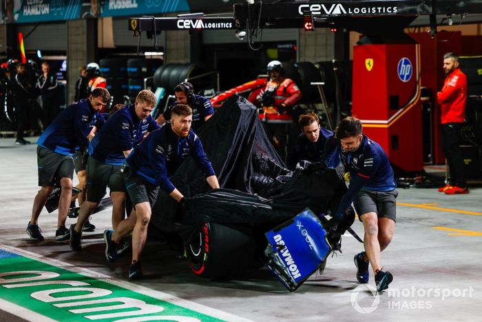 Los mecánicos traen los restos del coche de Franco Colapinto, Williams FW46
