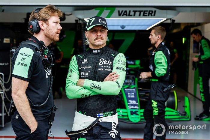 Valtteri Bottas, Stake F1 Team KICK Sauber, con un ingeniero