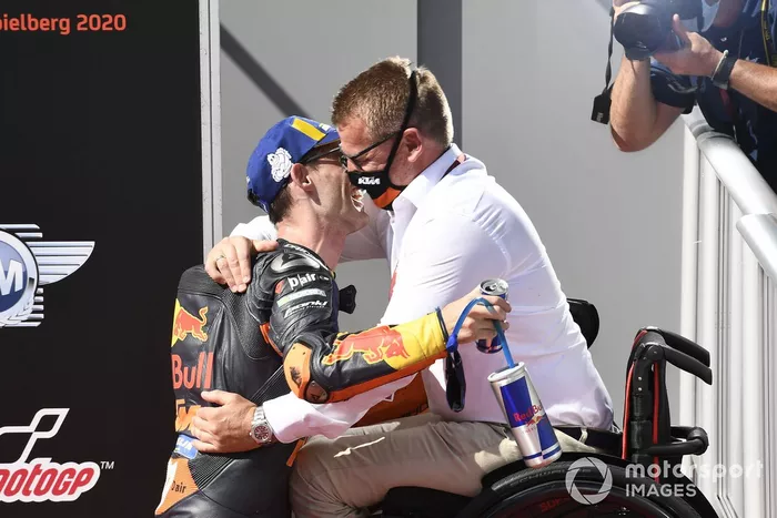 Ganador de la pole Pol Espargaró, Red Bull KTM Factory Racing, Pit Beirer