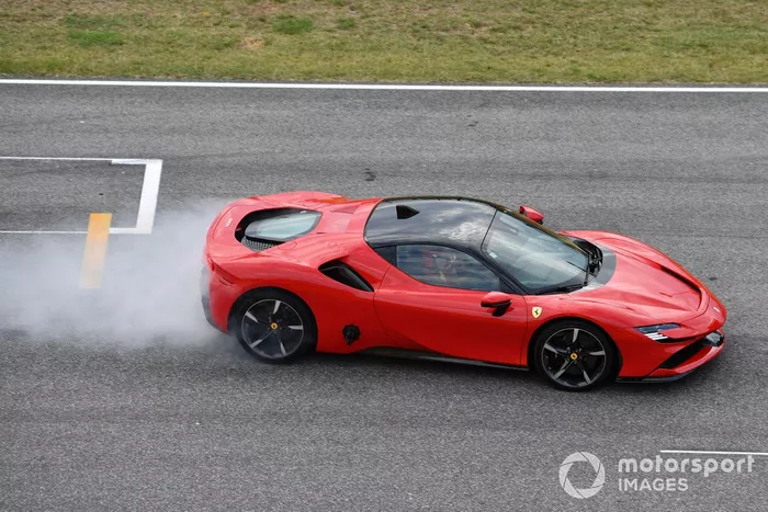 Sebastian Vettel, Ferrari, hace unas donuts en el SF90 Stradale