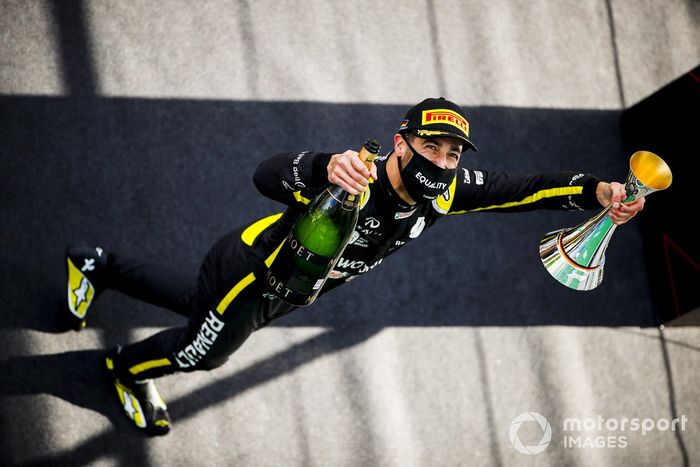 Podio: tercer lugar Daniel Ricciardo, Renault F1 celebra